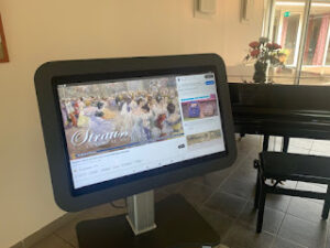 Tablette tactile XXL diffusant des contenus vidéo et le blog de l’EHPAD dans un espace commun.